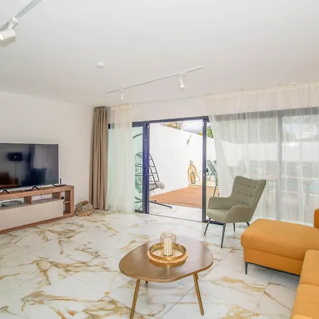 Charming 3-br With Pool, En-suite Bathrooms & Parking, Amarilla Golf Villa
