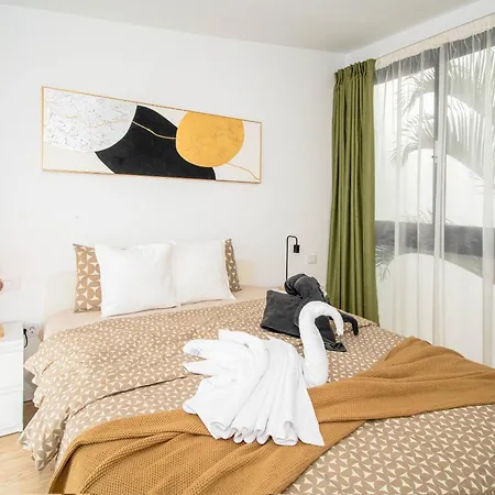 Charming 3-br With Pool, En-suite Bathrooms & Parking, Amarilla Golf Villa *