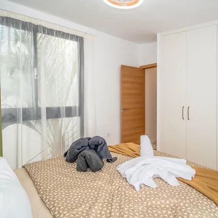 Charming 3-br With Pool, En-suite Bathrooms & Parking, Amarilla Golf וילה