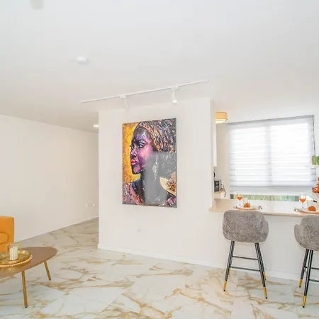 Charming 3-br With Pool, En-suite Bathrooms & Parking, Amarilla Golf וילה